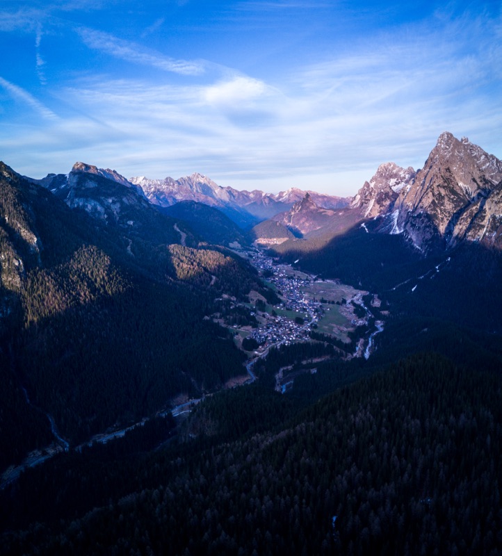 La valle di Sappada vista dall’alto, al tramonto, tra le Dolomiti